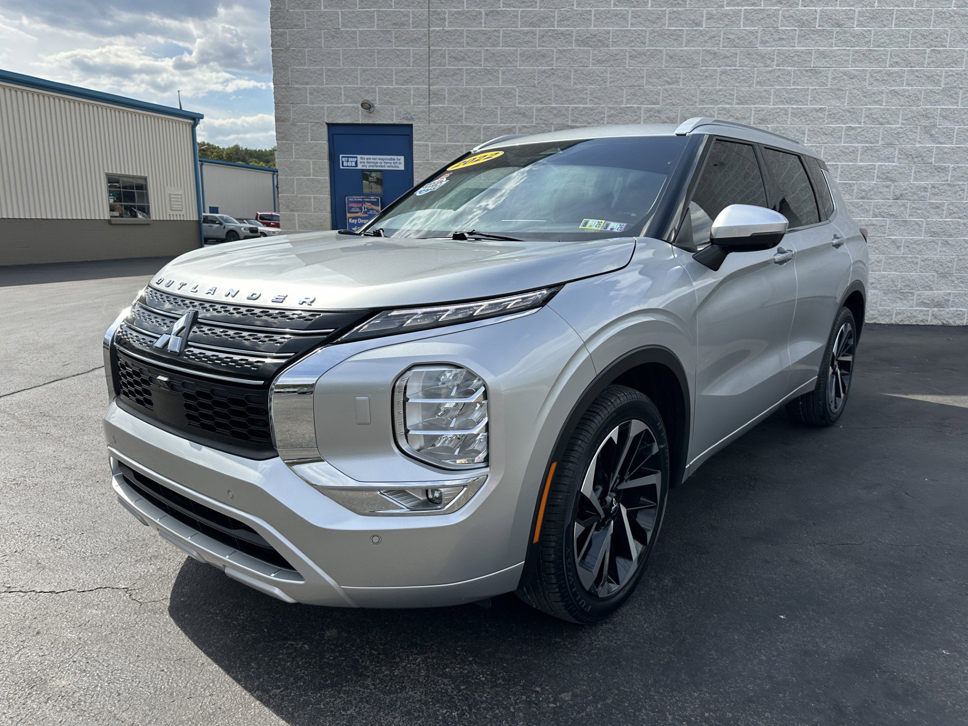 Used 2022 Mitsubishi Outlander SEL image 1