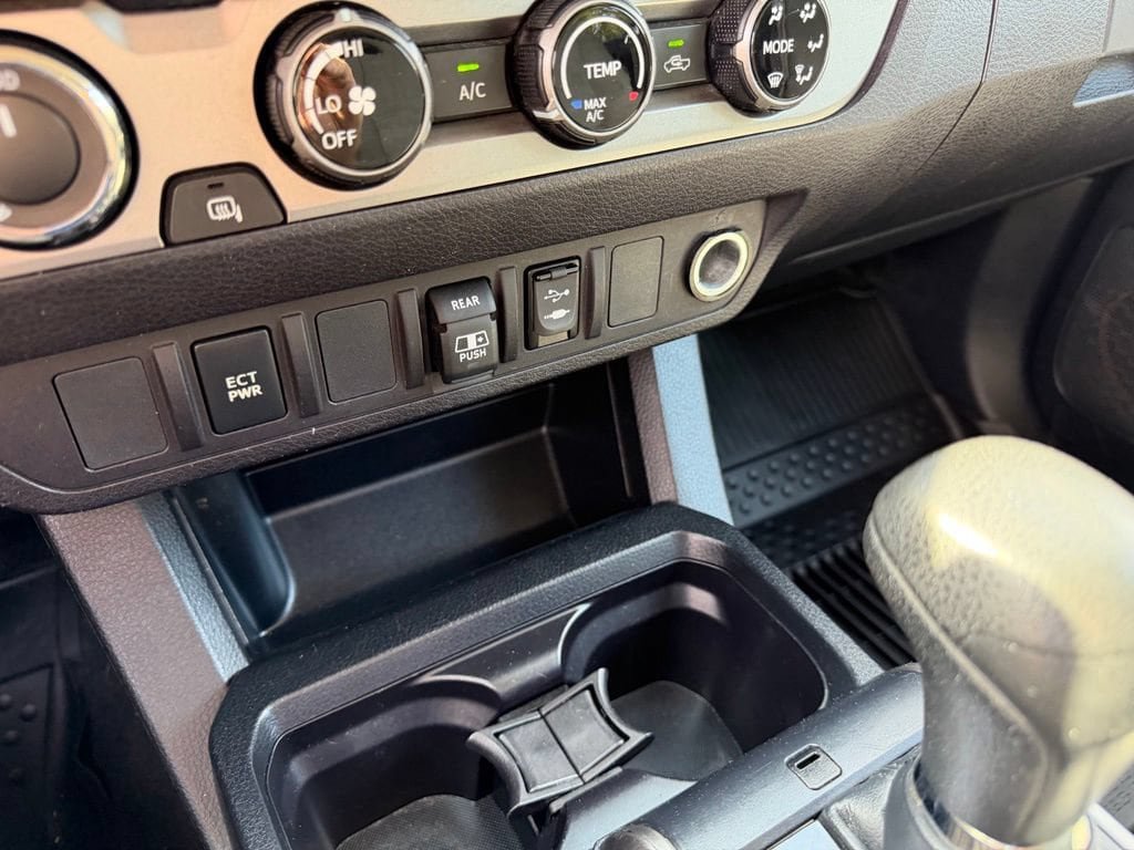 Used 2018 Toyota Tacoma SR5 AWD/4WD image 19