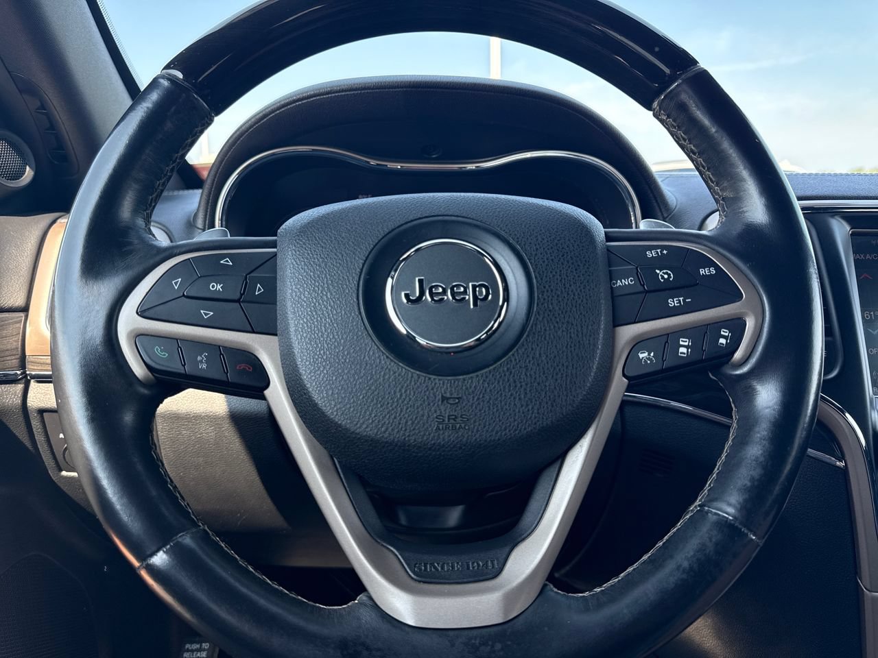 Used 2015 Jeep Grand Cherokee Overland w/ Advanced Technology Group AWD/4WD image 19