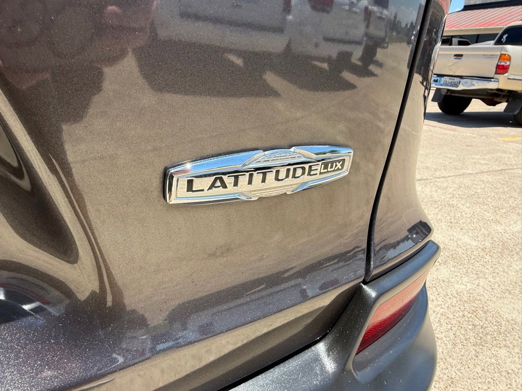 Used 2021 Jeep Cherokee Latitude Lux w/ Sun & Sound Group FWD image 9