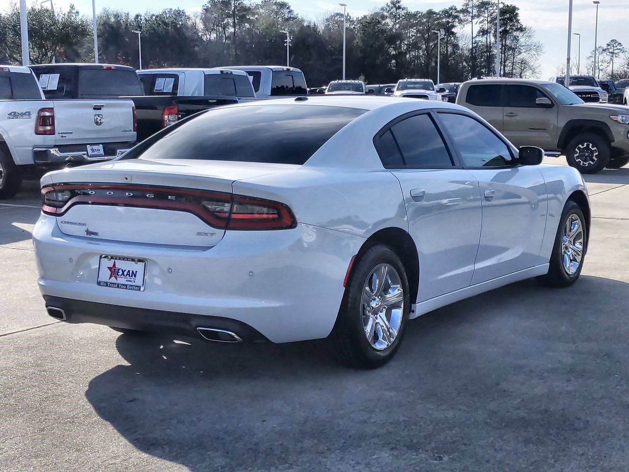 Used 2018 Dodge Charger SXT RWD image 3