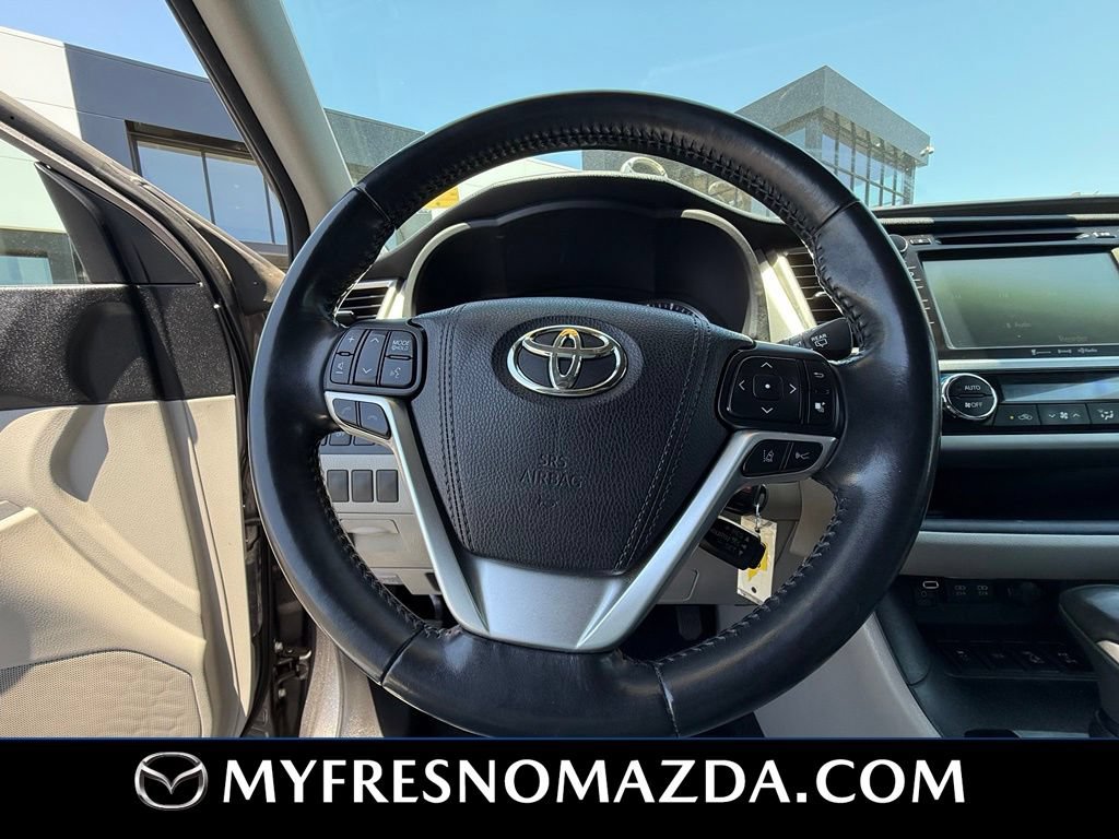 Used 2018 Toyota Highlander Plus w/ Preferred Accessory Package AWD/4WD image 21