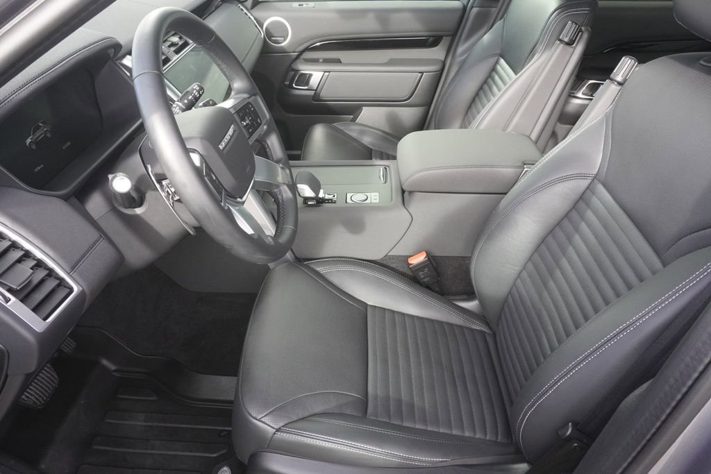 Used 2025 Land Rover Discovery S image 19