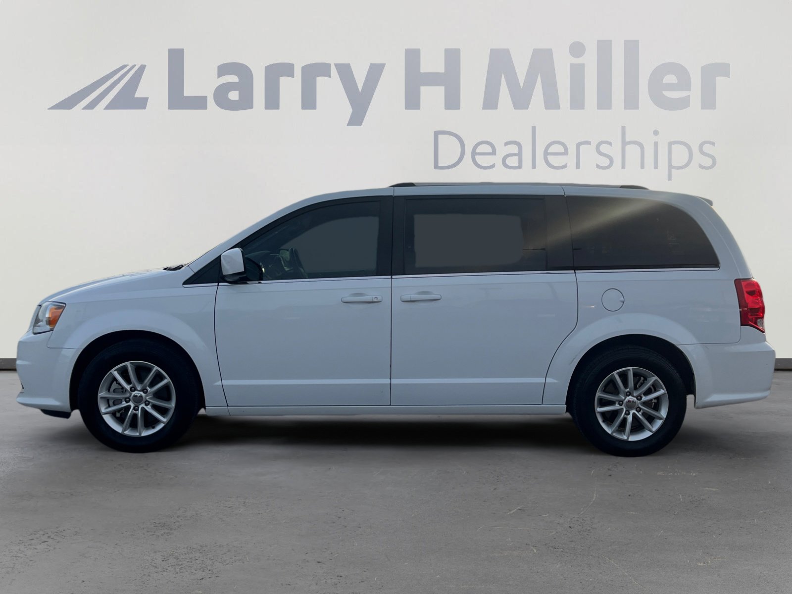 Used 2018 Dodge Grand Caravan SXT w/ Driver Convenience Group image 2