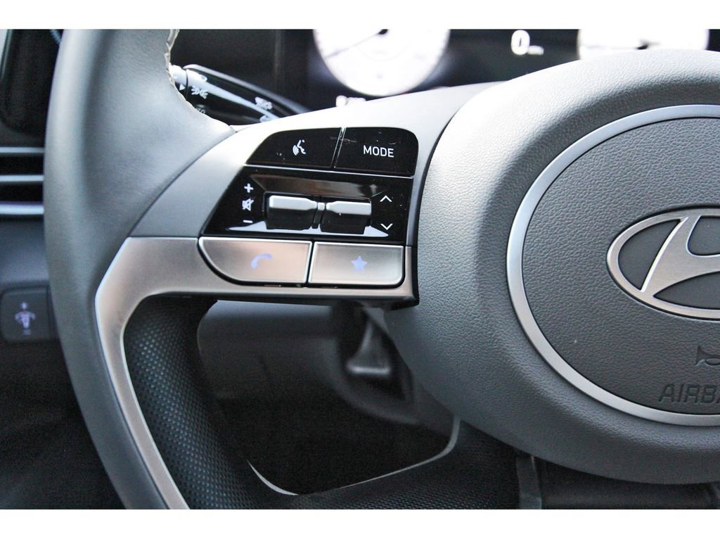 Used 2025 Hyundai Elantra SEL image 18