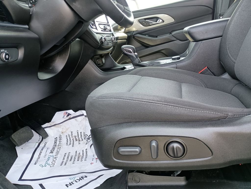 Used 2023 Chevrolet Traverse LT image 18