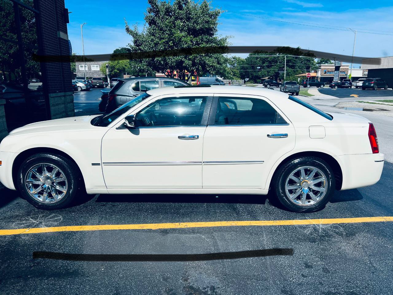 Used 2010 Chrysler 300 Touring RWD image 4