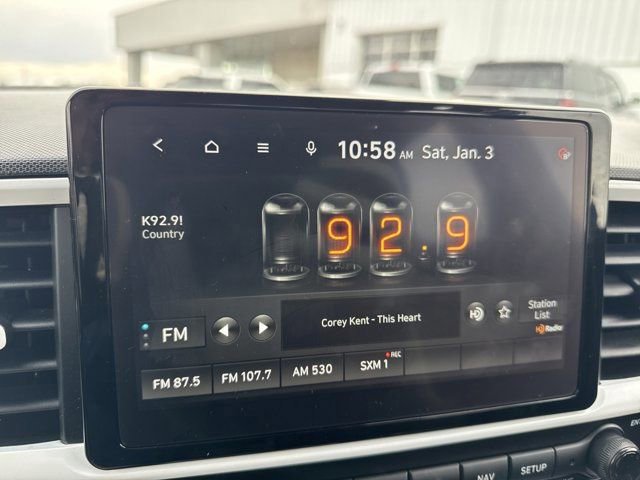 Used 2022 Hyundai Venue Limited image 19