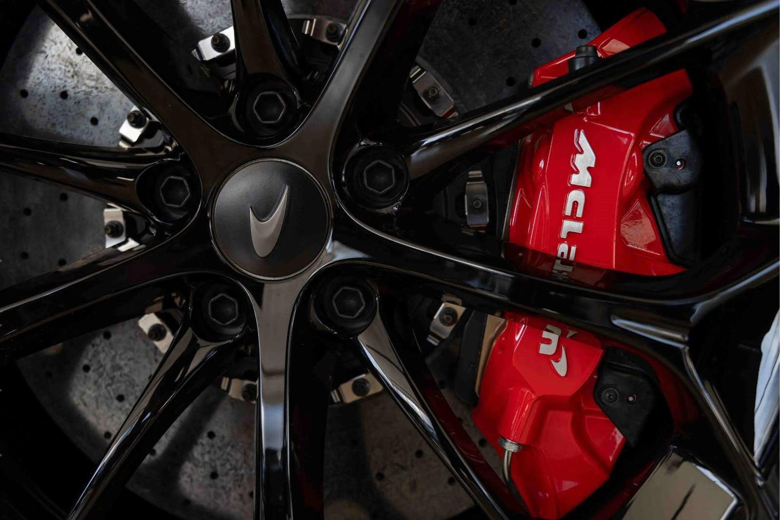 Used 2025 McLaren Artura Spider image 17