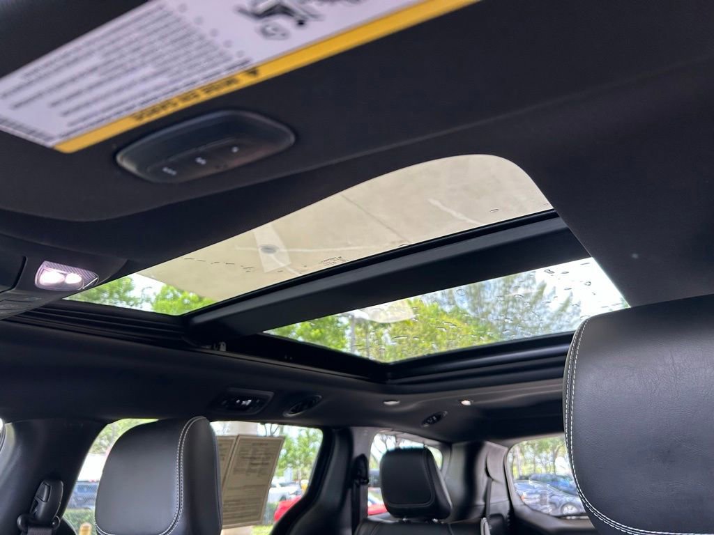 Used 2022 Chrysler Pacifica Limited w/ Uconnect Theater Family Group FWD image 12