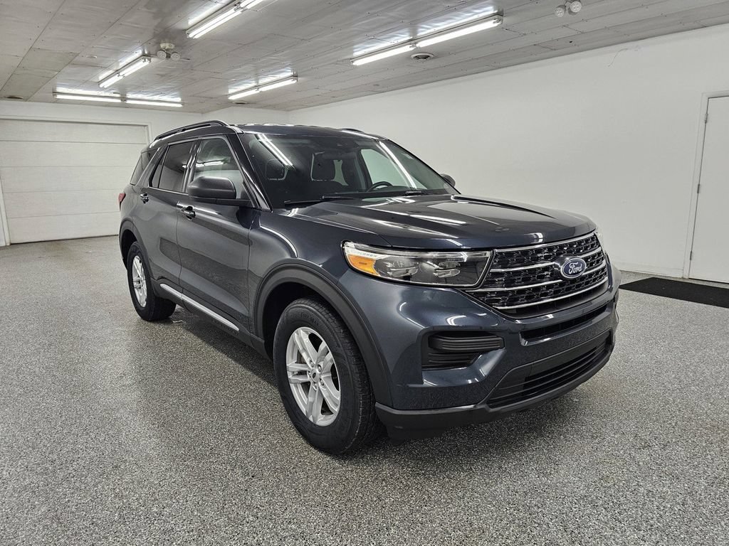 Used 2023 Ford Explorer XLT AWD/4WD image 3