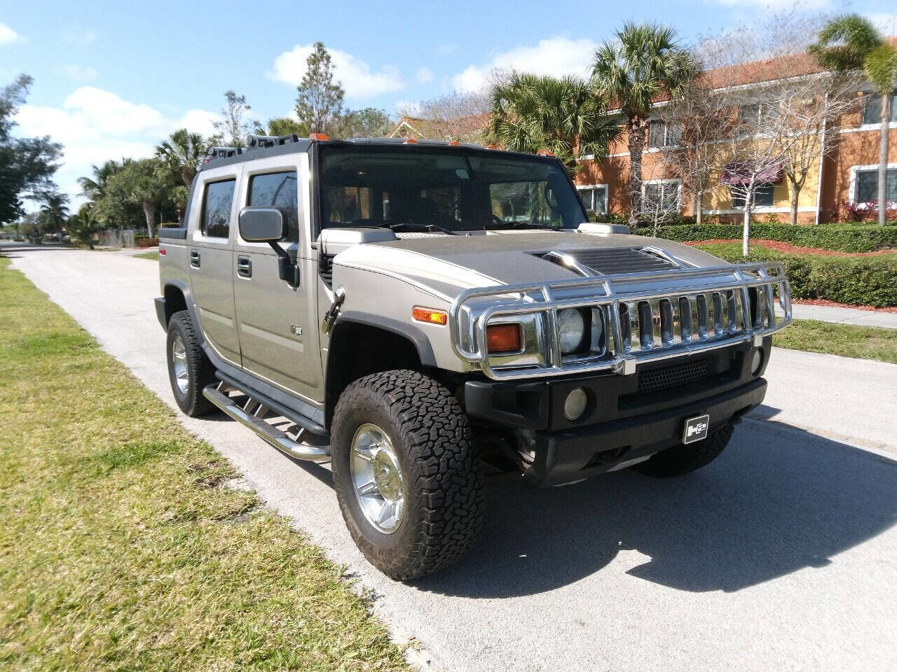 Used 2005 HUMMER H2 SUT w/ Preferred Equipment Group image 1