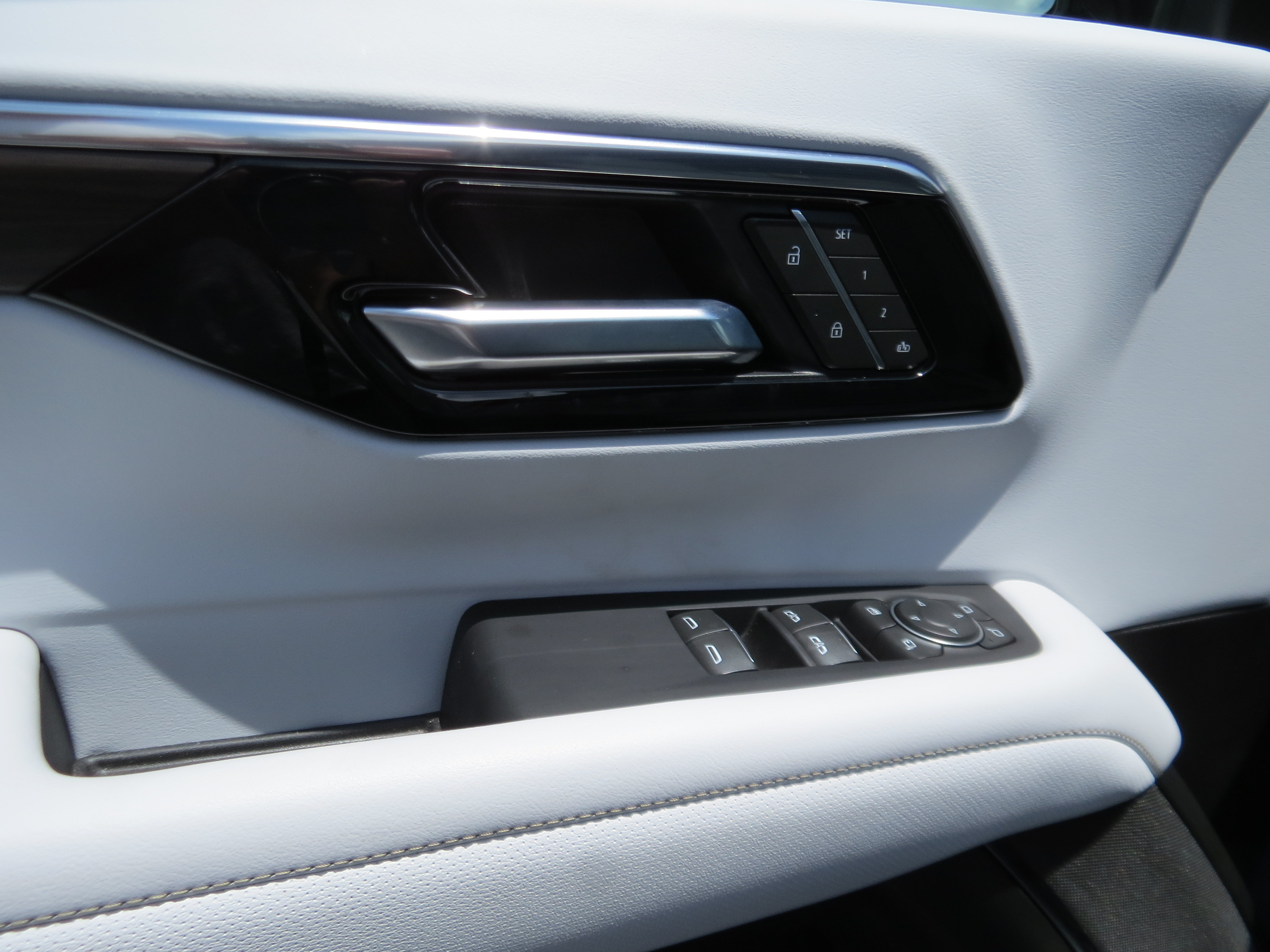 Used 2025 Chevrolet Suburban Premier AWD/4WD image 22