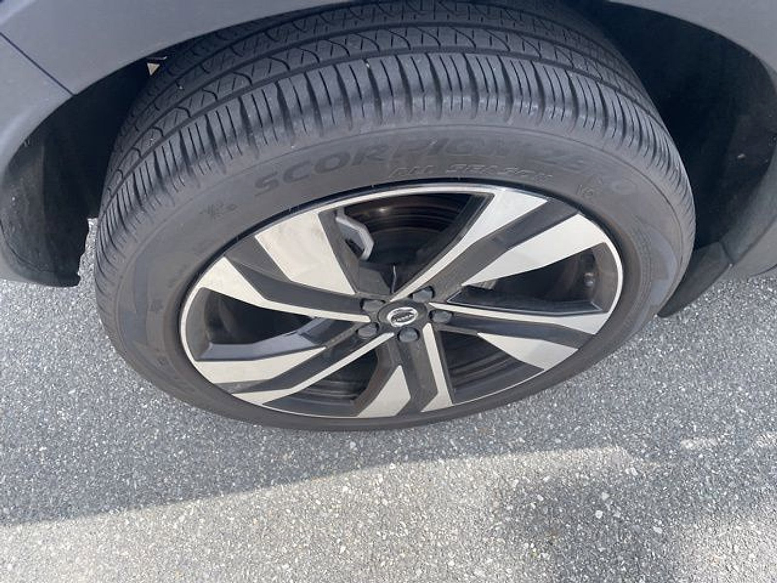 Certified 2024 Volvo XC40 B5 Plus w/ Protection Package Premier AWD/4WD image 9