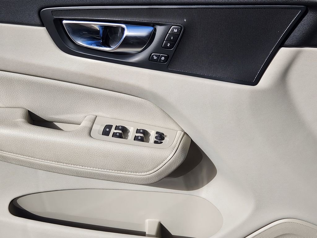 Used 2022 Volvo XC60 B5 Momentum image 12