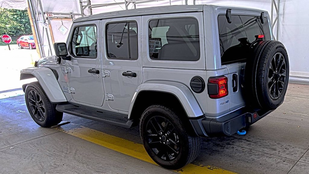 Used 2024 Jeep Wrangler Unlimited Sahara w/ Technology Group AWD/4WD image 4