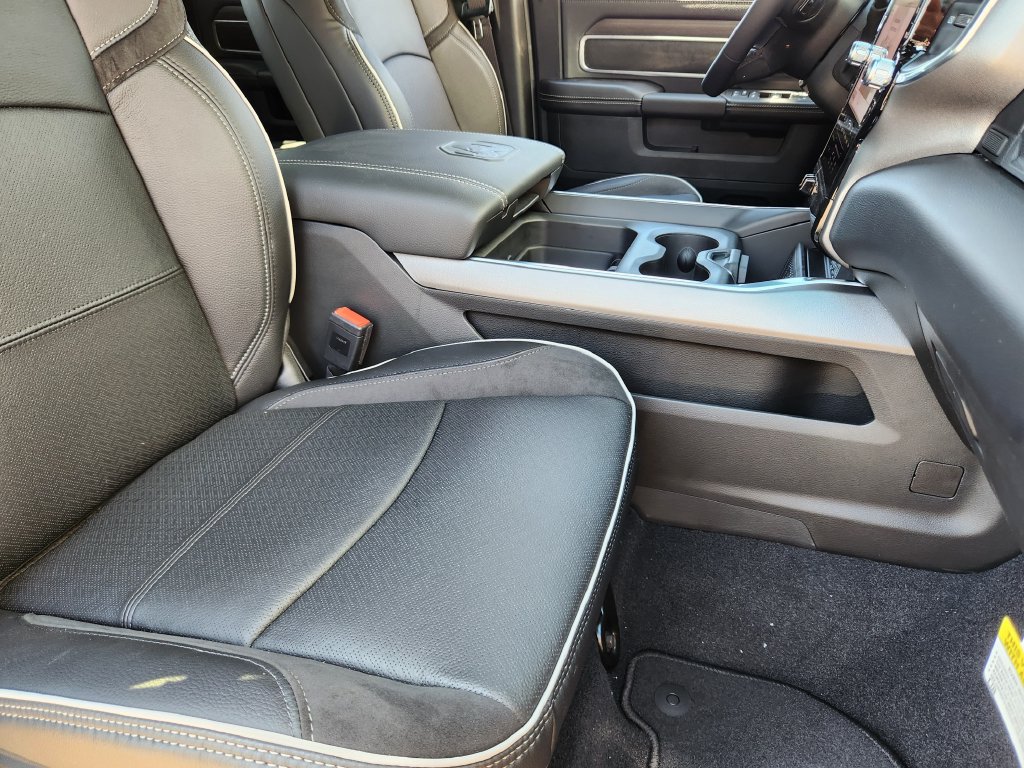 New 2026 RAM 2500 Laramie AWD/4WD image 14
