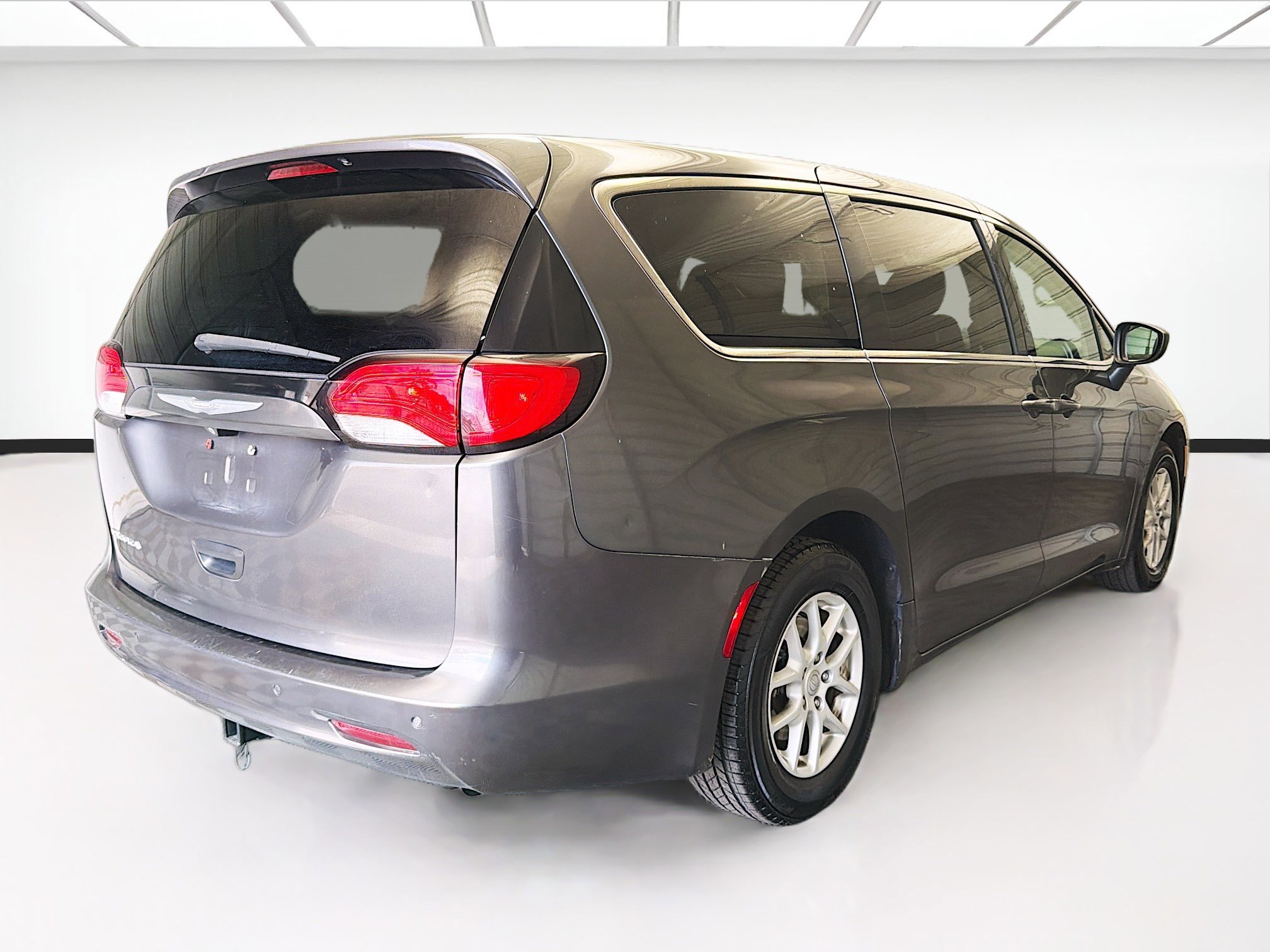 Used 2017 Chrysler Pacifica Touring image 4