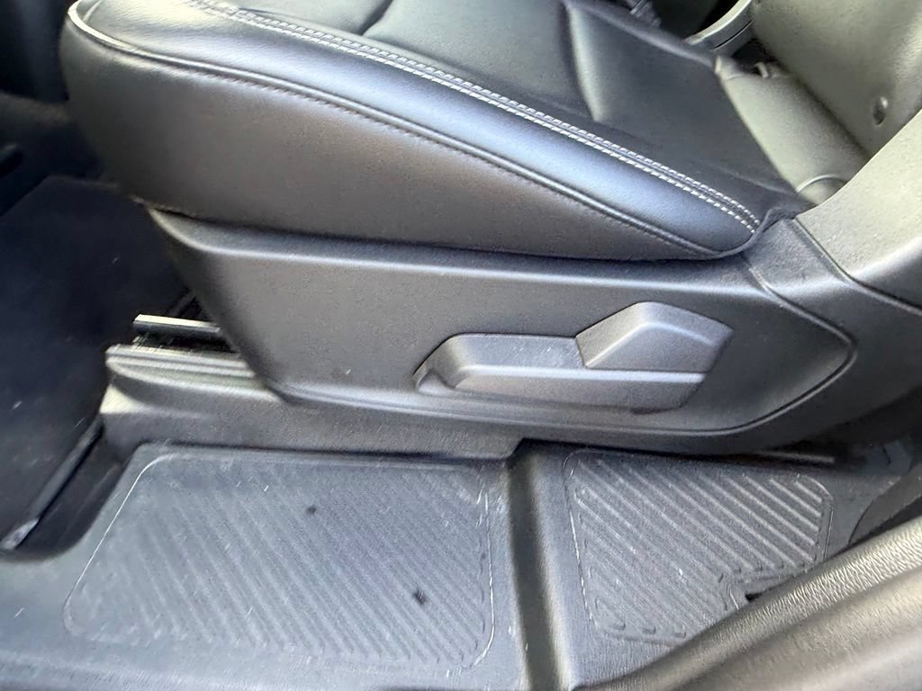 Used 2024 Ford Explorer XLT w/ Equipment Group 202A AWD/4WD image 31