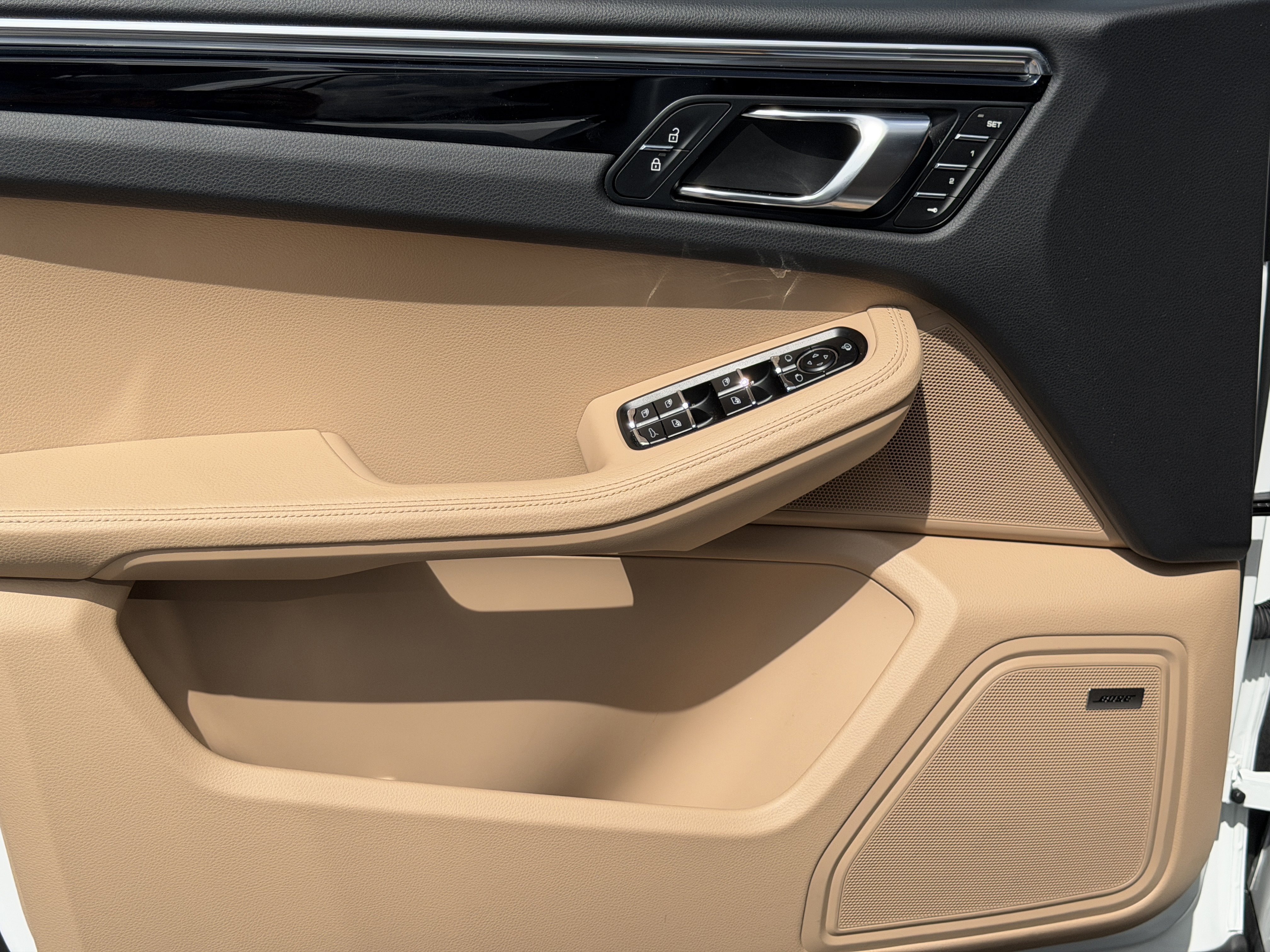 Certified 2025 Porsche Macan AWD/4WD image 23