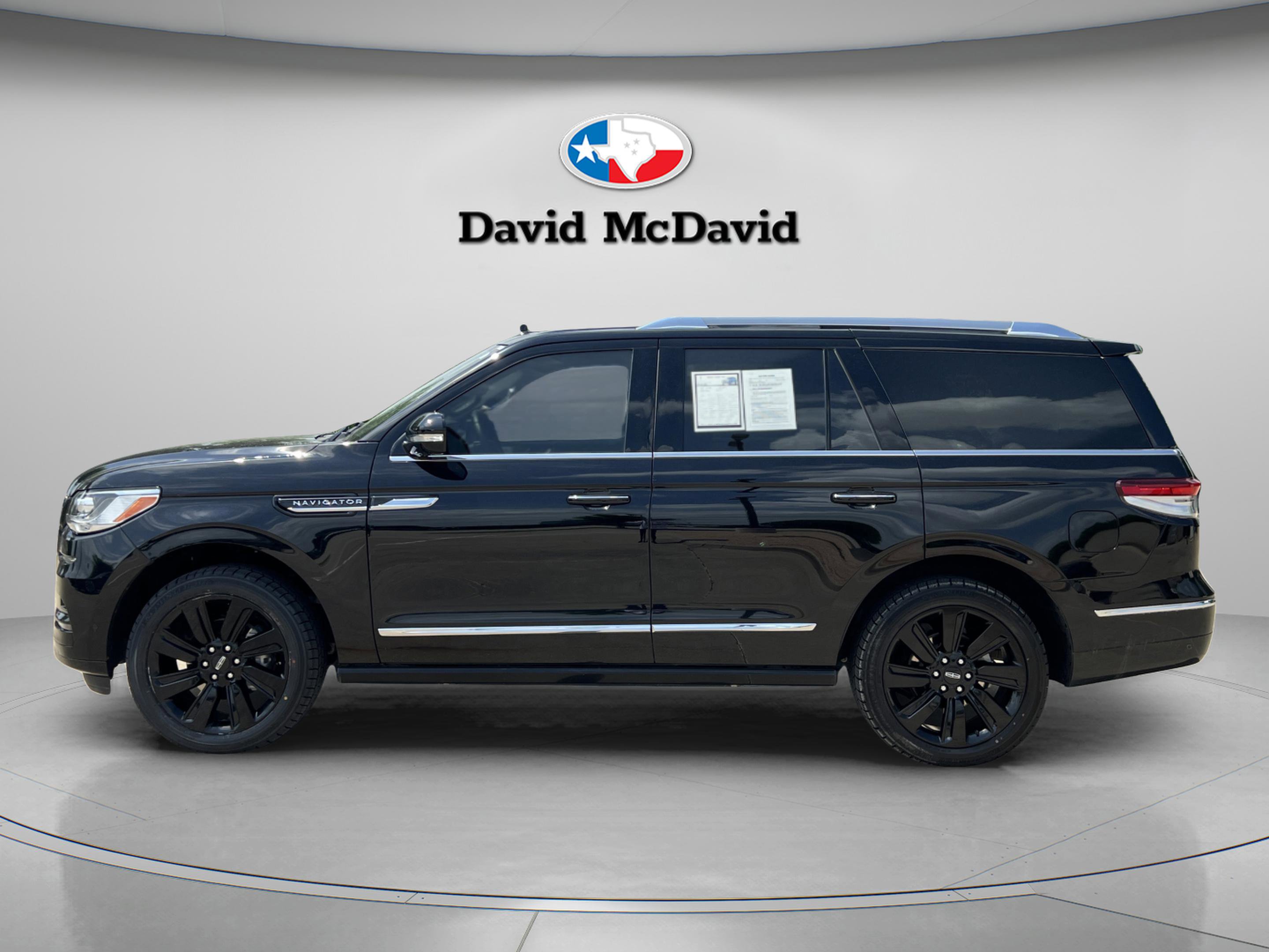 Used 2023 Lincoln Navigator Reserve AWD/4WD image 4