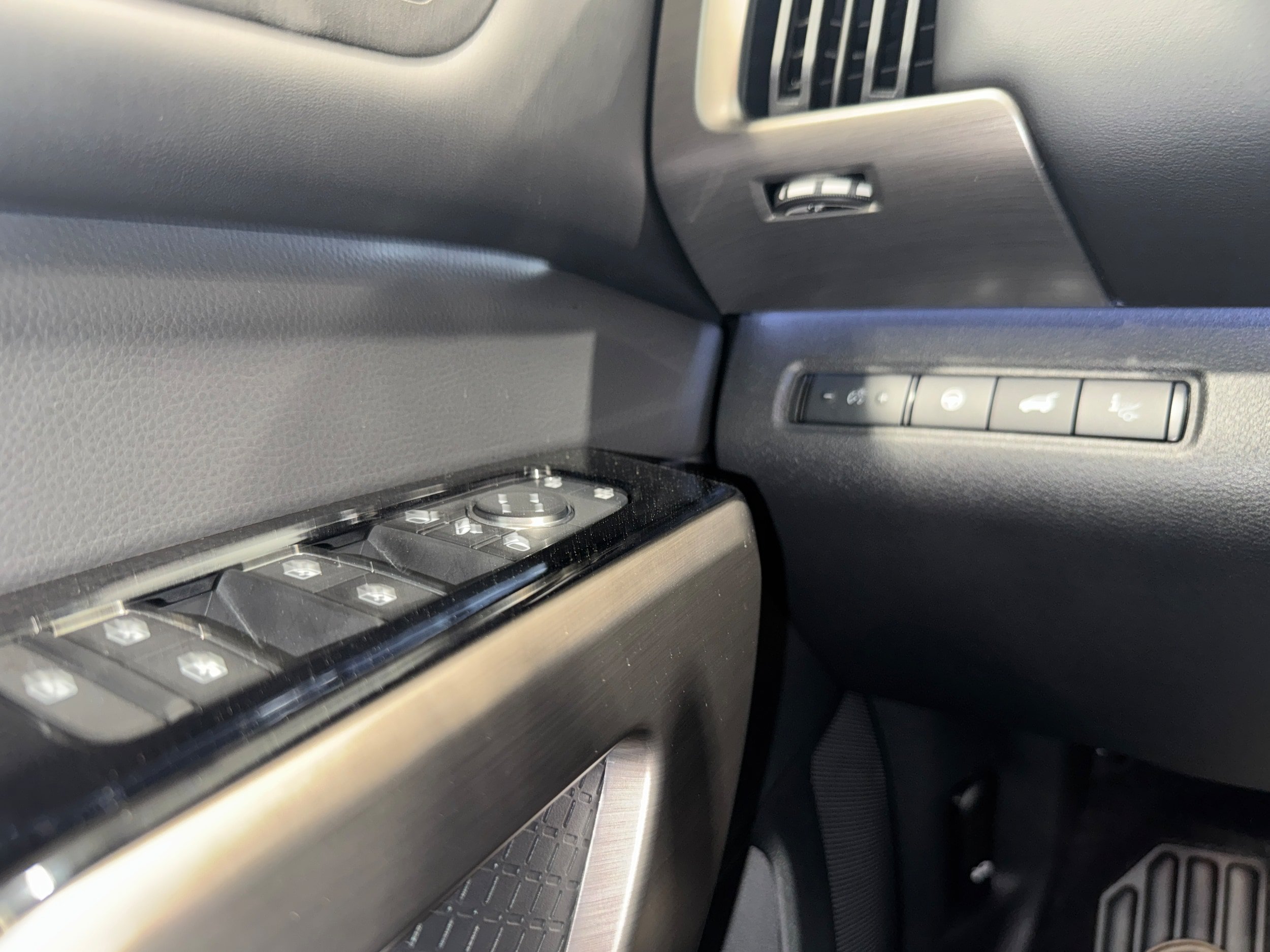 Used 2025 Nissan Pathfinder Platinum AWD/4WD image 16