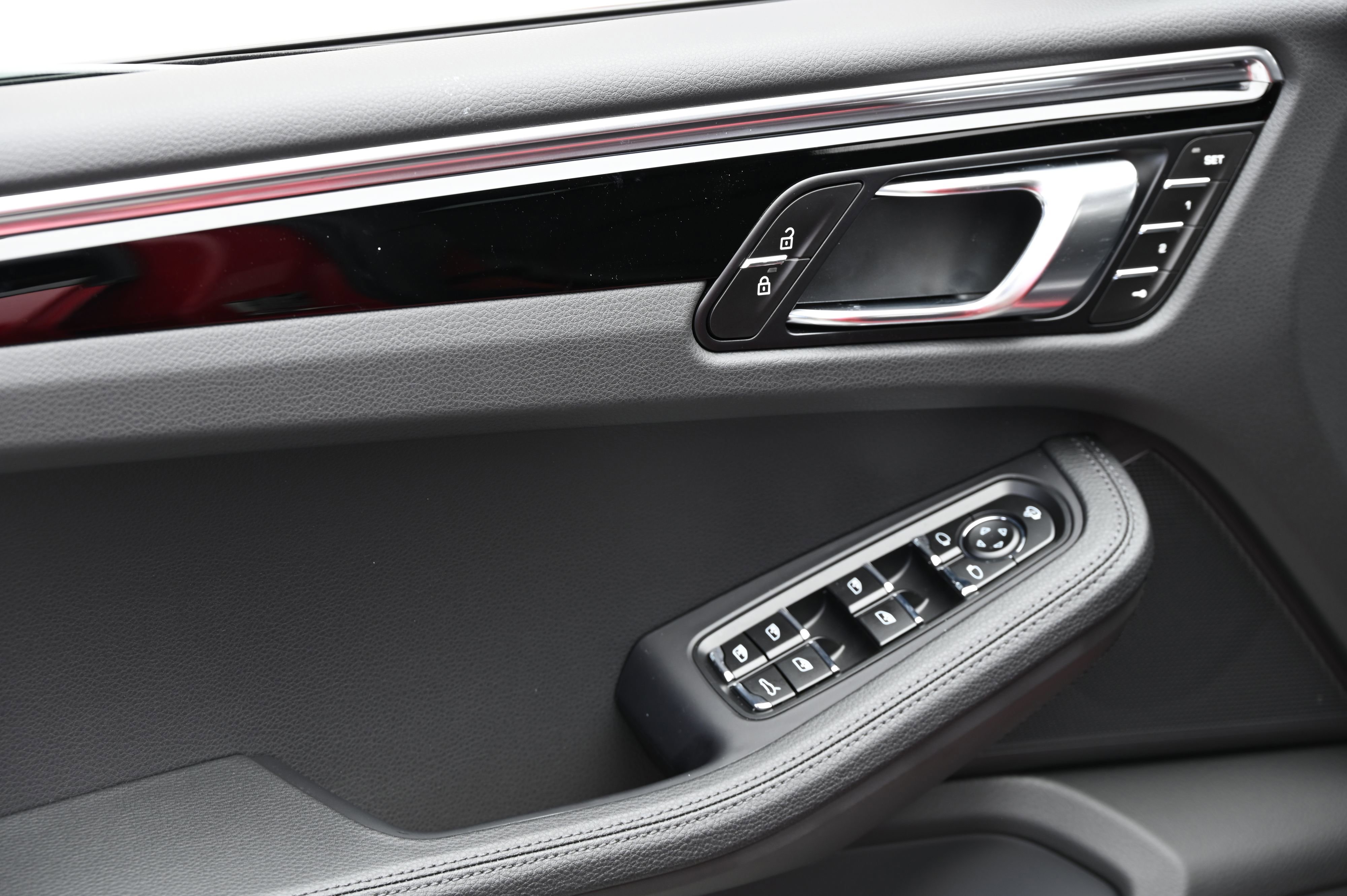 Used 2025 Porsche Macan image 37