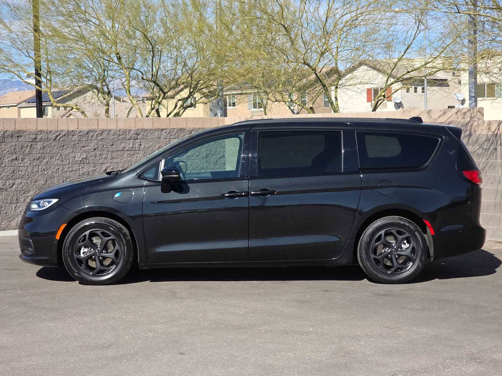 Used 2024 Chrysler Pacifica Premium image 6