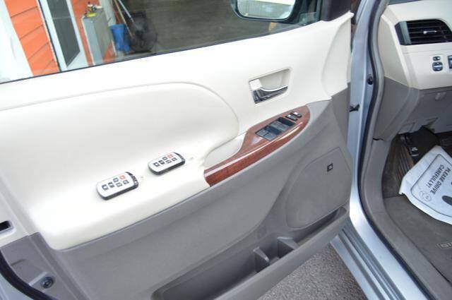 Used 2011 Toyota Sienna XLE w/ XLE Navigation Pkg FWD image 57