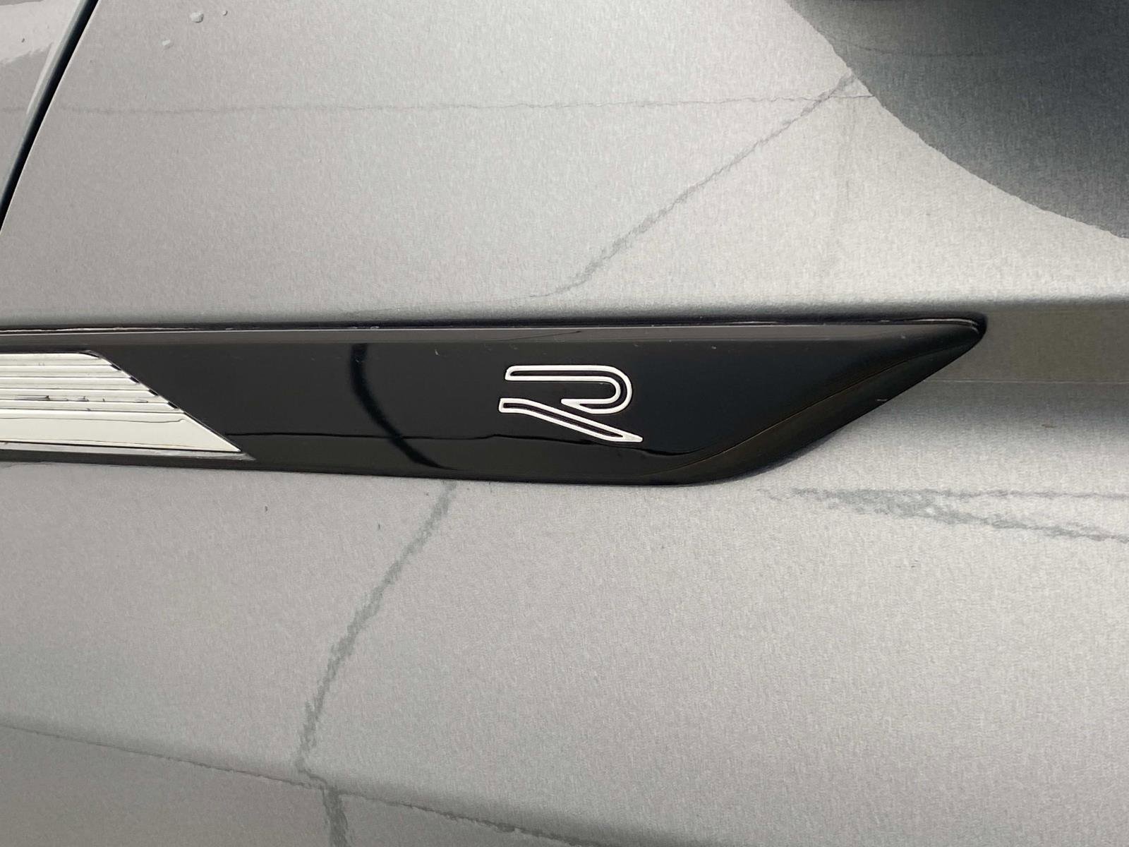 Used 2023 Volkswagen Tiguan SE R-Line image 9