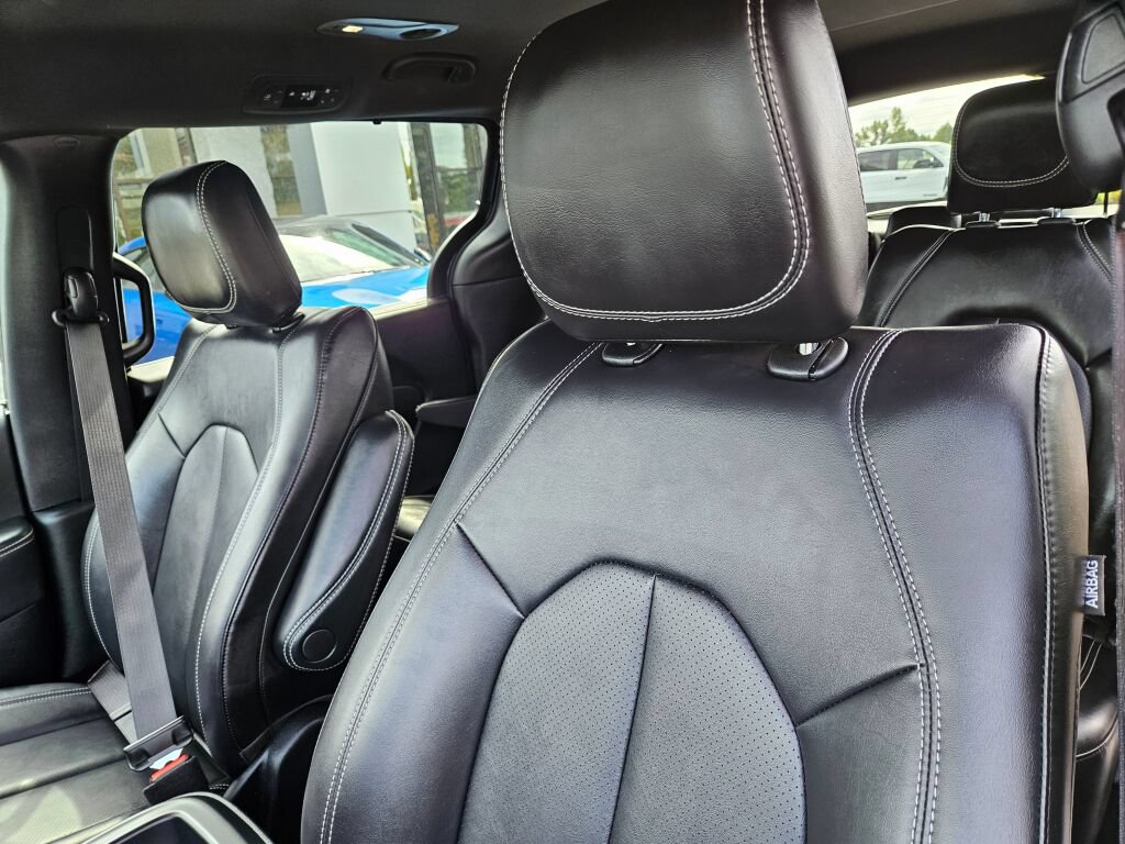 Used 2025 Chrysler Pacifica Select FWD image 18