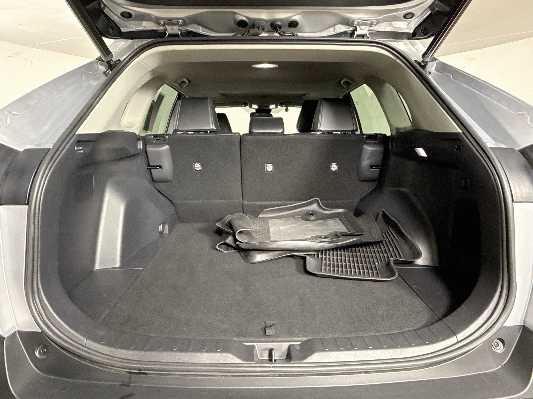 Used 2023 Toyota RAV4 XLE Premium FWD image 32