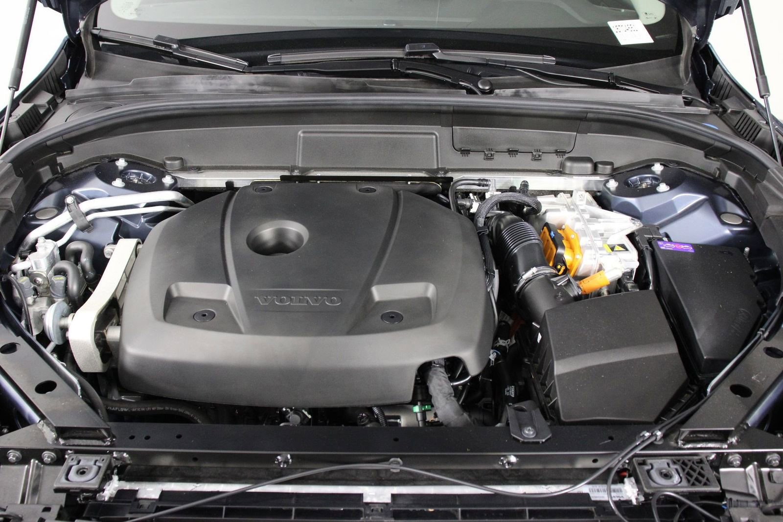 Certified 2025 Volvo XC60 T8 Plus w/ Protection Package Premier image 24