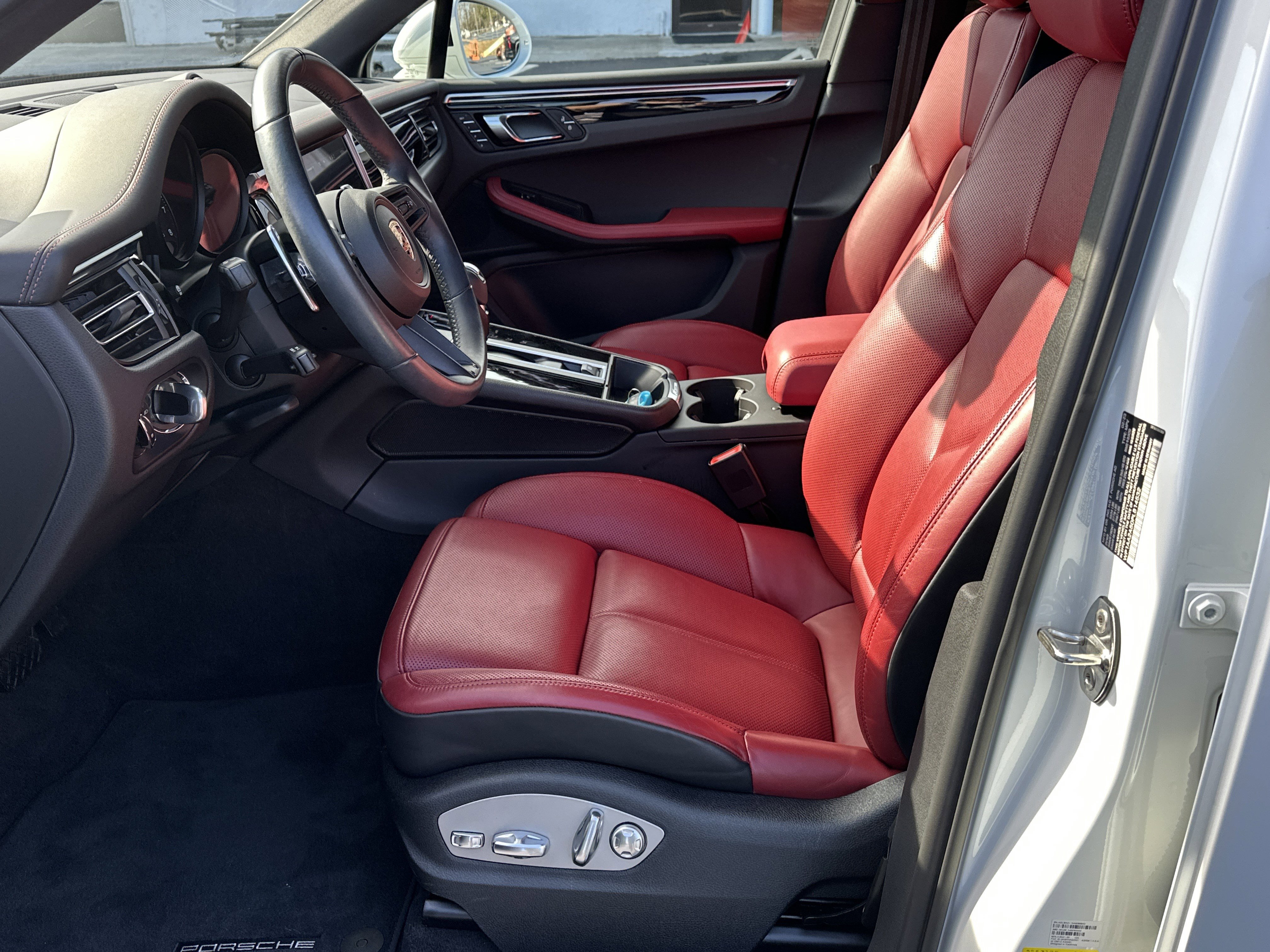 Used 2023 Porsche Macan image 9