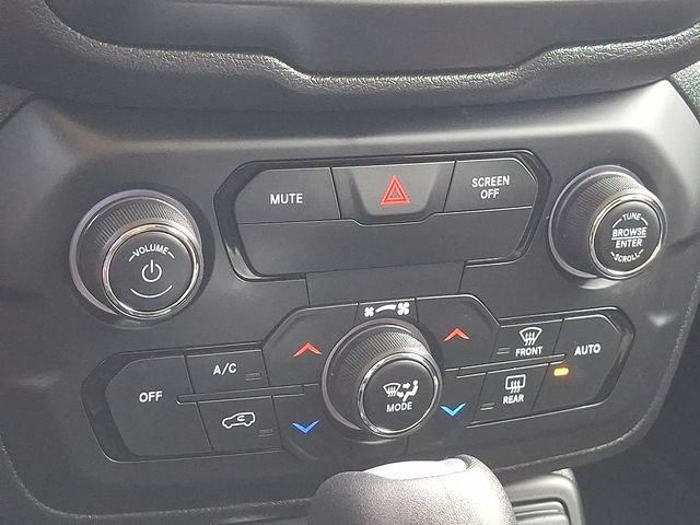 Used 2018 Jeep Renegade Latitude AWD/4WD image 16