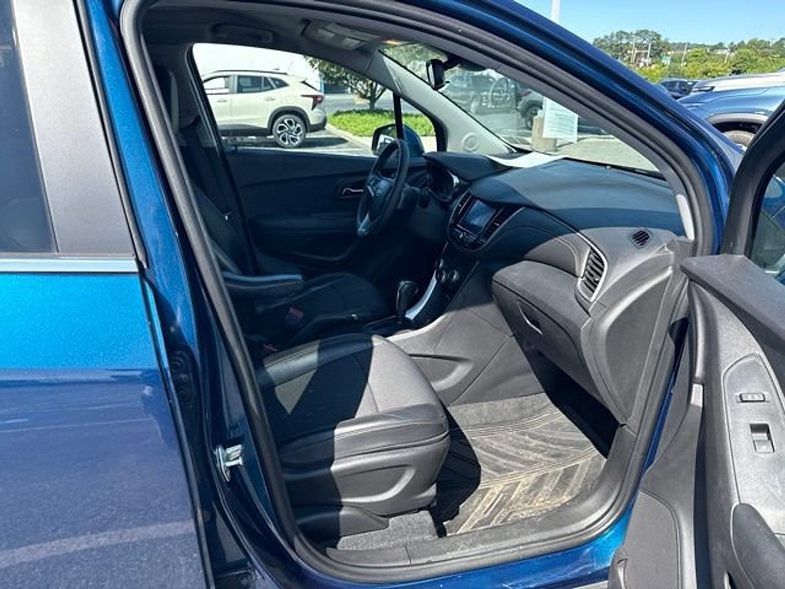 Used 2020 Chevrolet Trax LT w/ Driver Confidence Package AWD/4WD image 23