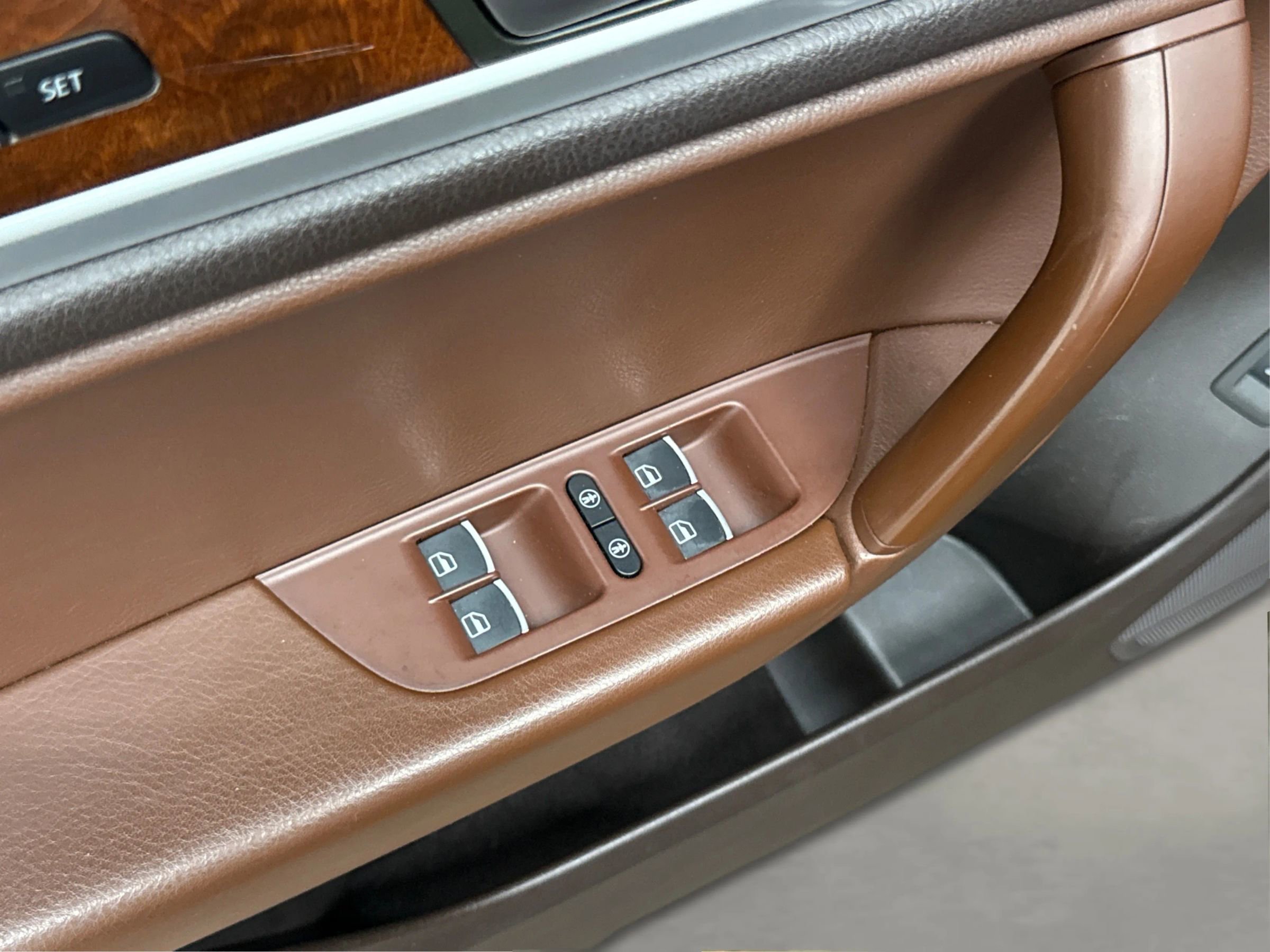 Used 2013 Volkswagen Touareg TDI image 26