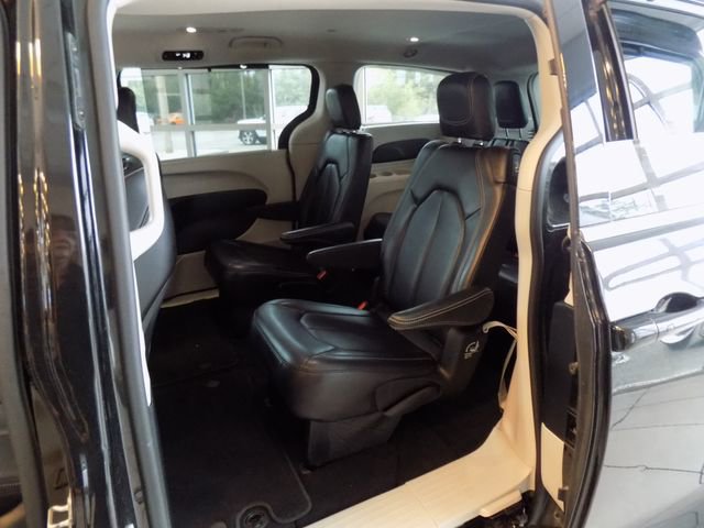 Used 2024 Chrysler Pacifica Touring-L image 20