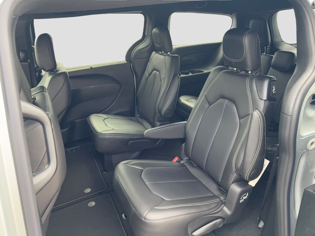 New 2026 Chrysler Pacifica Select AWD/4WD image 18
