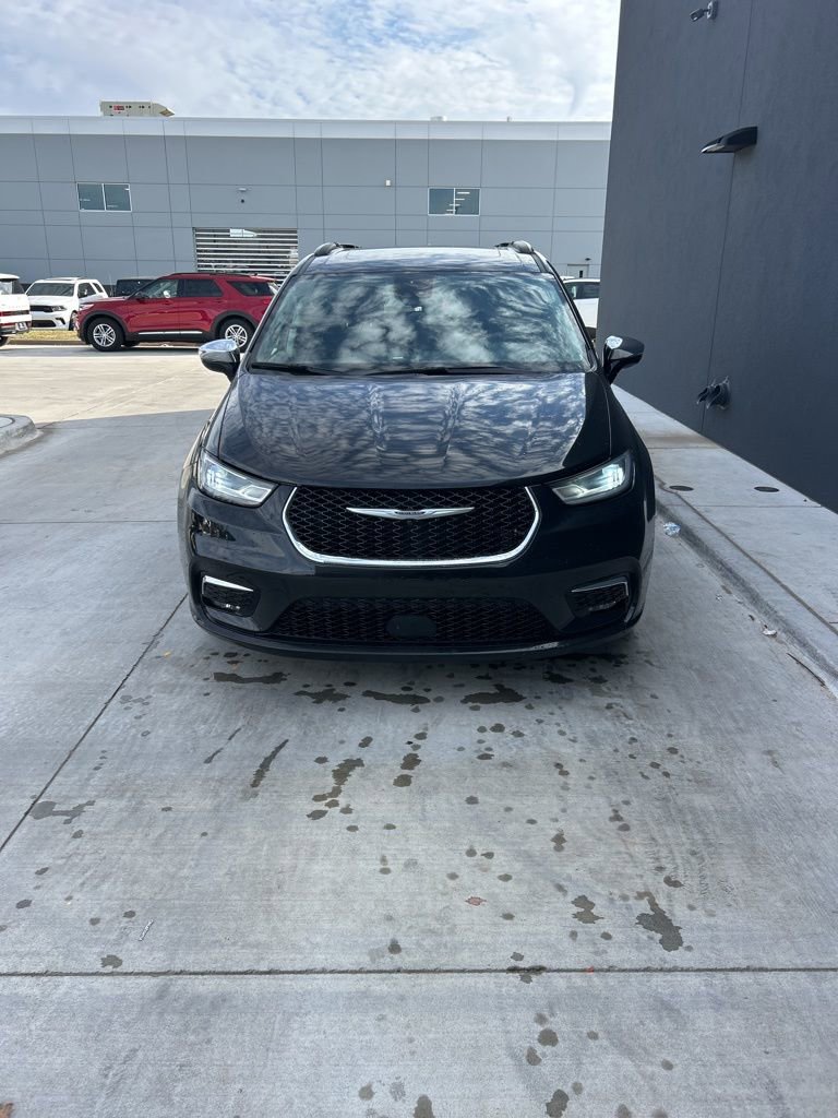 Used 2023 Chrysler Pacifica Limited image 2