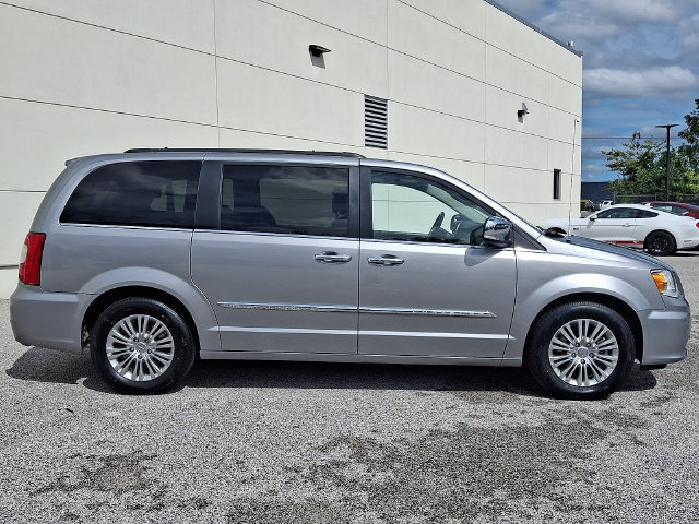 Used 2016 Chrysler Town & Country Touring-L FWD image 10