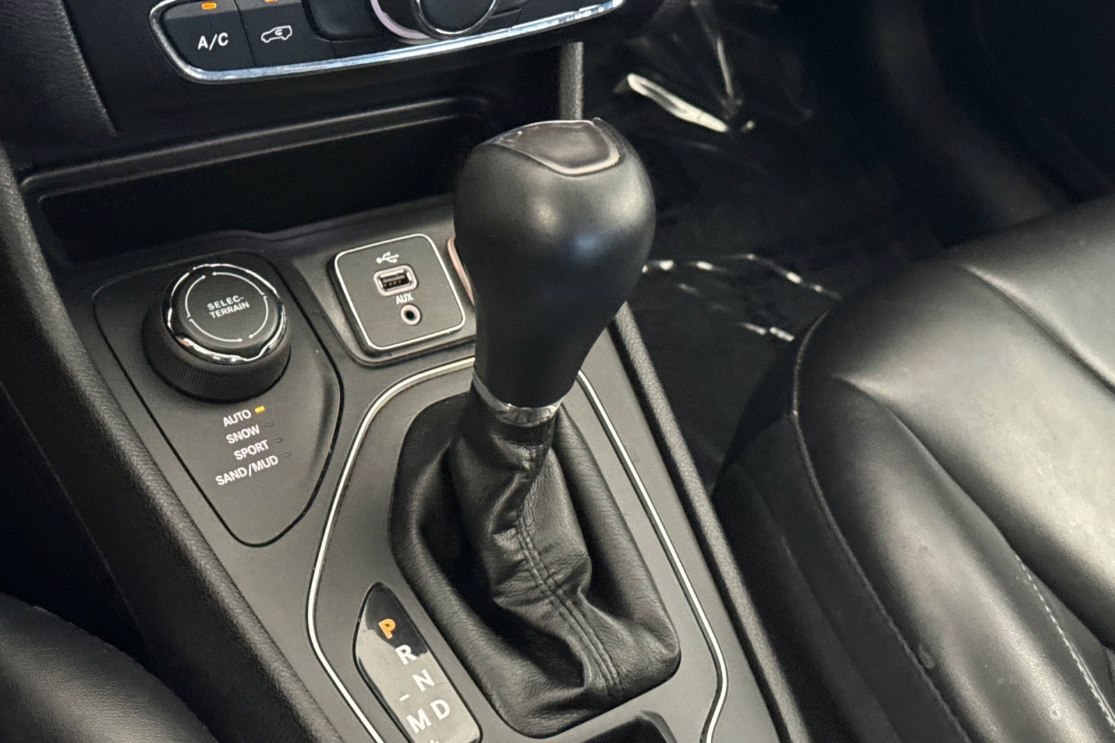 Used 2019 Jeep Cherokee Latitude Plus AWD/4WD image 18