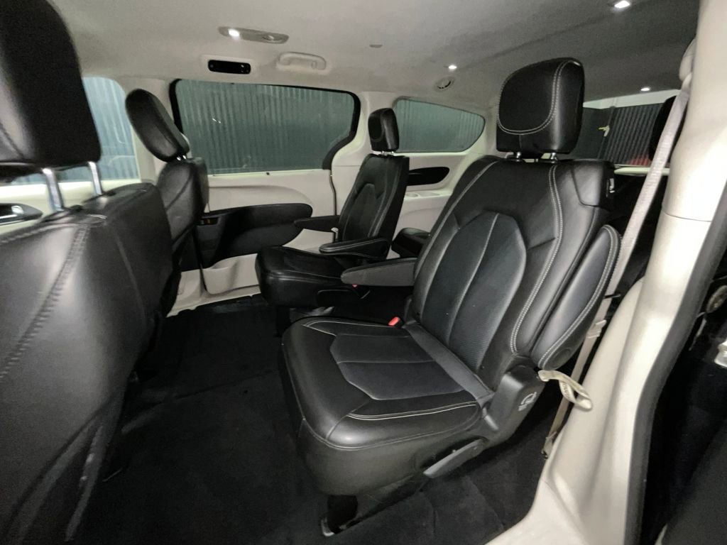 Used 2024 Chrysler Pacifica Touring-L image 27