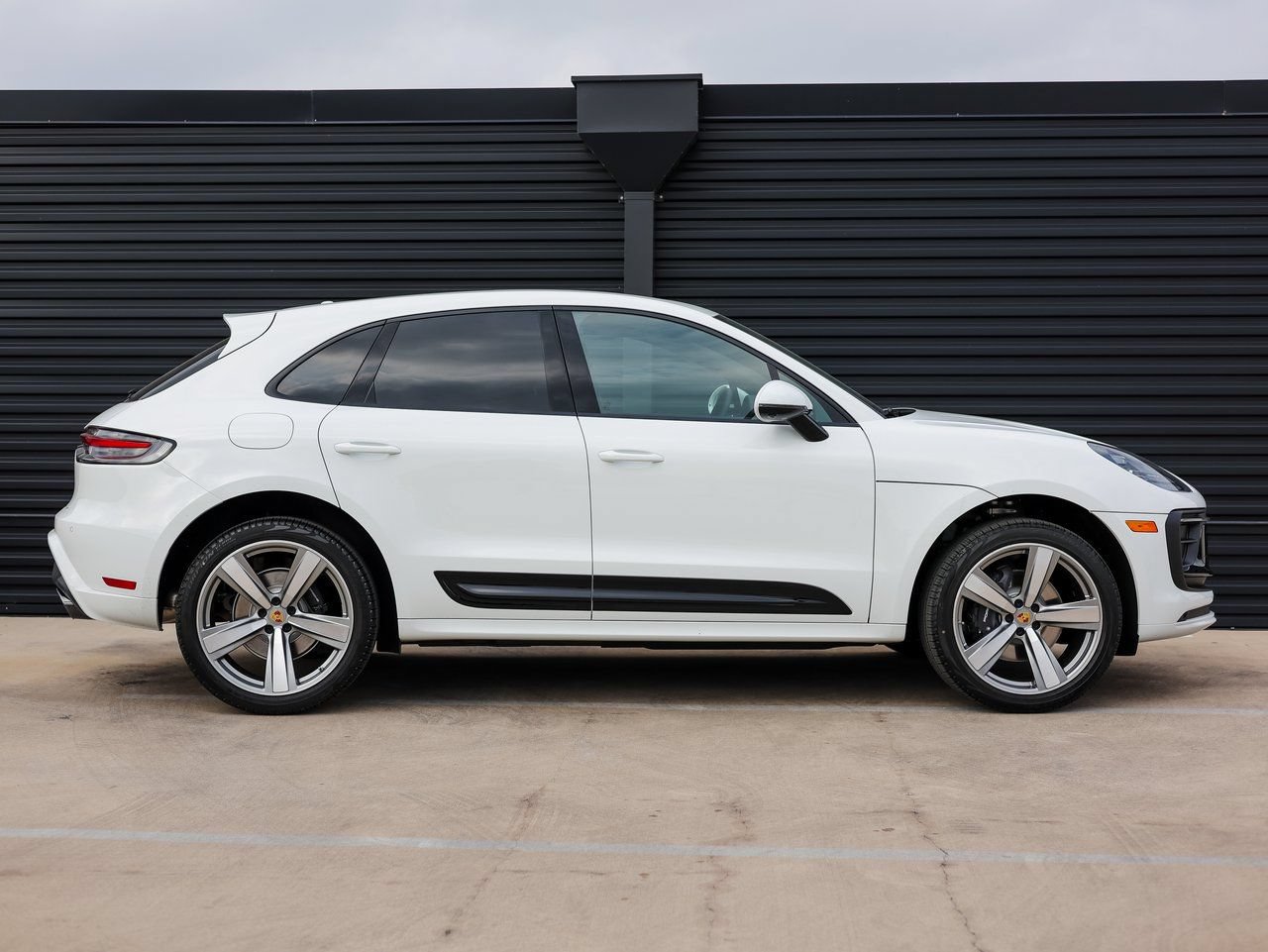 Certified 2026 Porsche Macan AWD/4WD image 8