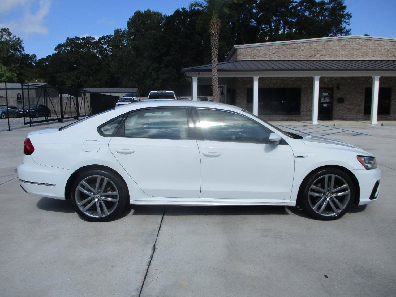 Used 2018 Volkswagen Passat 2.0T R-Line FWD image 18
