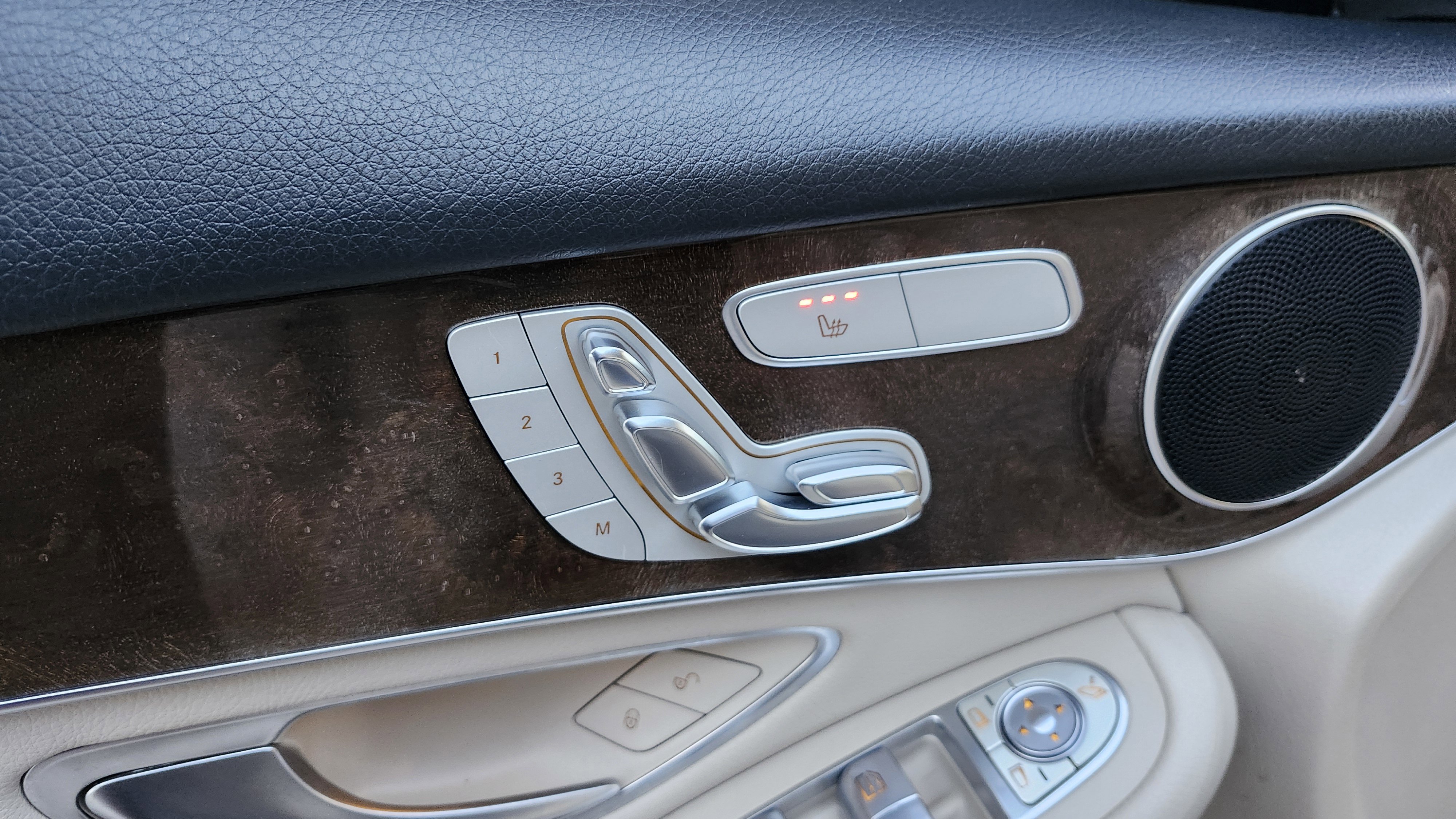 Used 2017 Mercedes-Benz GLC 300 w/ Premium 1 Package image 25