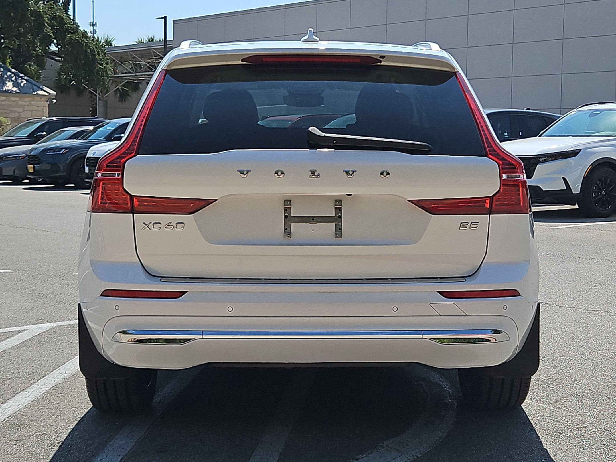 Used 2022 Volvo XC60 B5 Inscription w/ Advanced Package FWD image 4