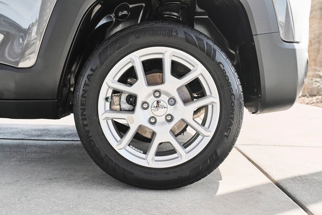 Used 2020 Jeep Renegade Latitude w/ UConnect 8.4 Nav Group AWD/4WD image 9