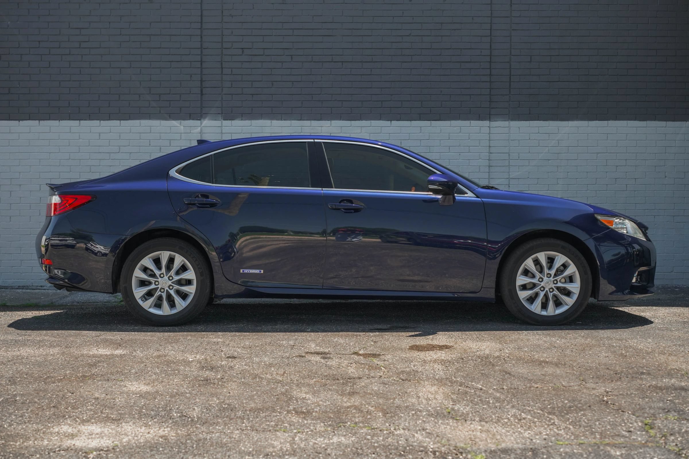 Used 2015 Lexus ES 300h w/ Navigation System Package FWD image 4