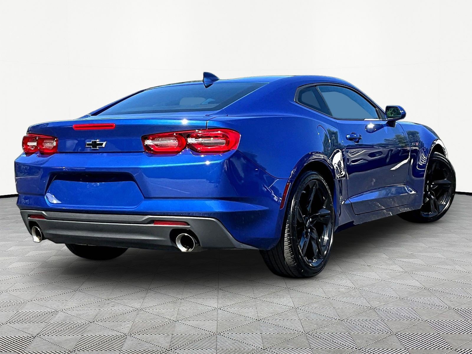 Used 2022 Chevrolet Camaro LT RWD image 6